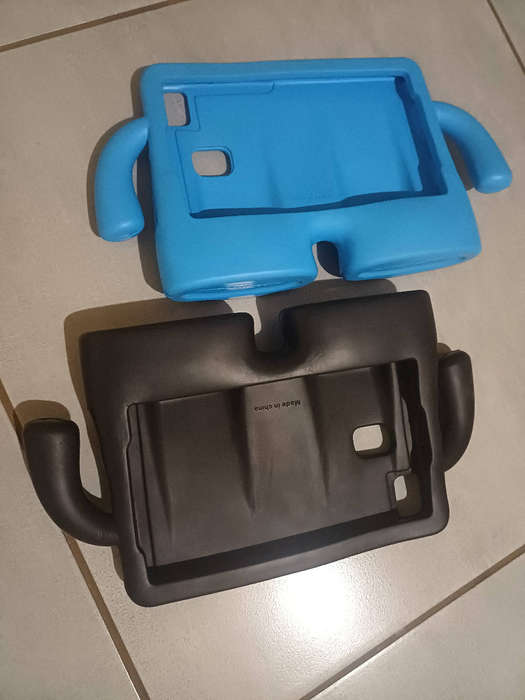 Kids tablet pouch