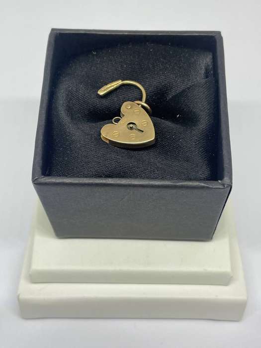 Vintage 9ct Solid Gold Lock Charm  1.34g