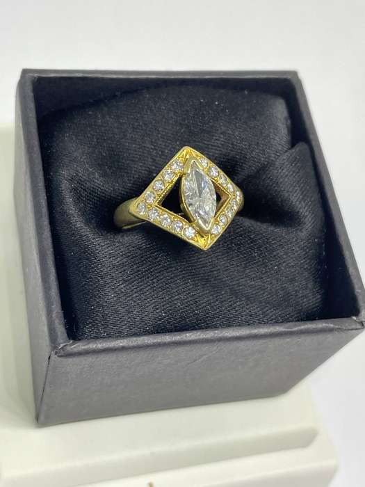 Vintage 18ct Gold & Diamond Ring