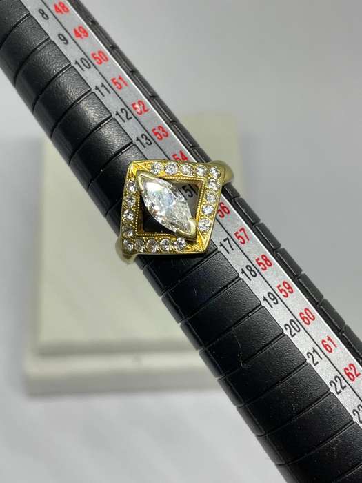 Vintage 18ct Gold & Diamond Ring
