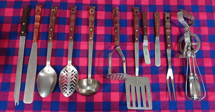 Kitchen utensils with wooden handle x11 items