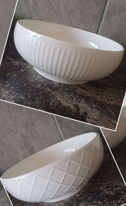 Beautiful set of 2 large serving bowls