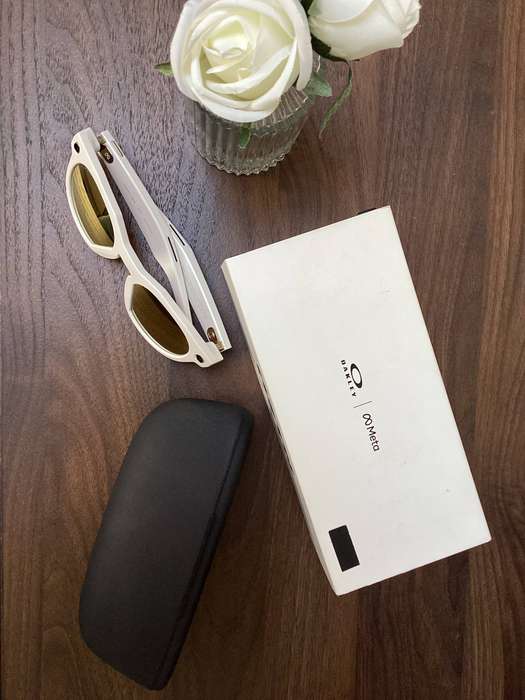 Oakley Meta HSTN Limited Edition AI Smart Glasses  Warm Grey Frame with Prizm24K Polarized Lenses