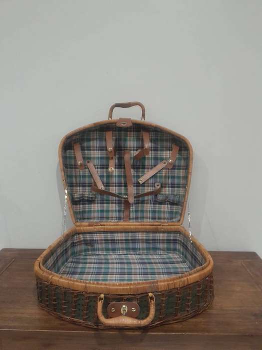 Ratan Elegant Woven Picnic Basket  Stylish Outdoor Set