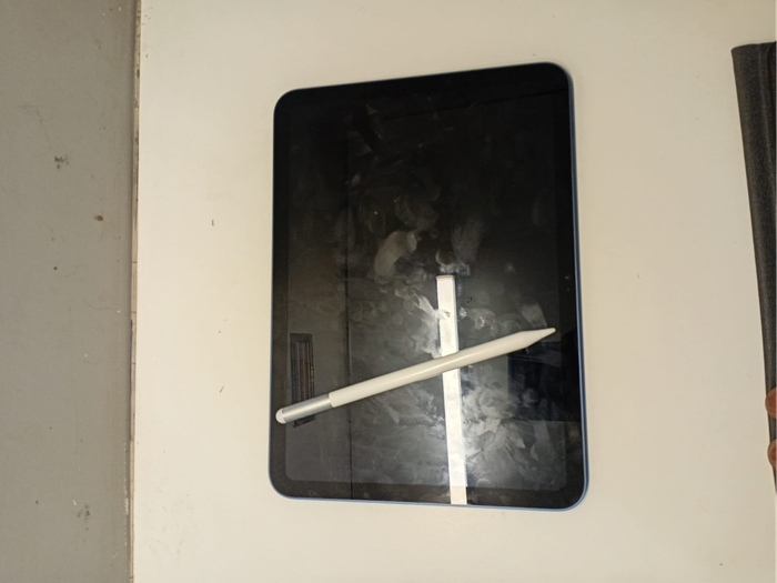 Ipad 10 th generation still new used for 2 weeks