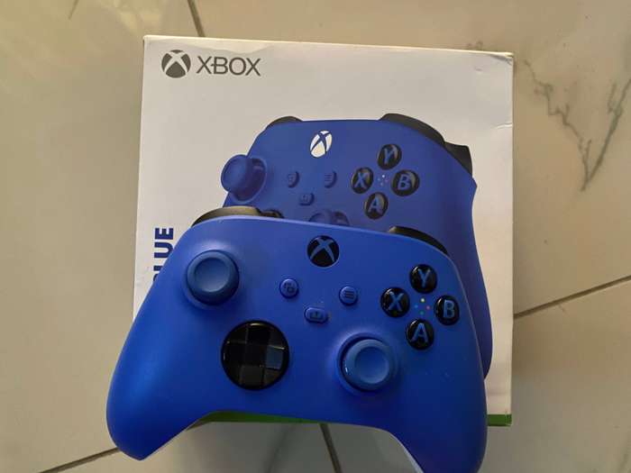 Xbox Series X 1TB Console + controller