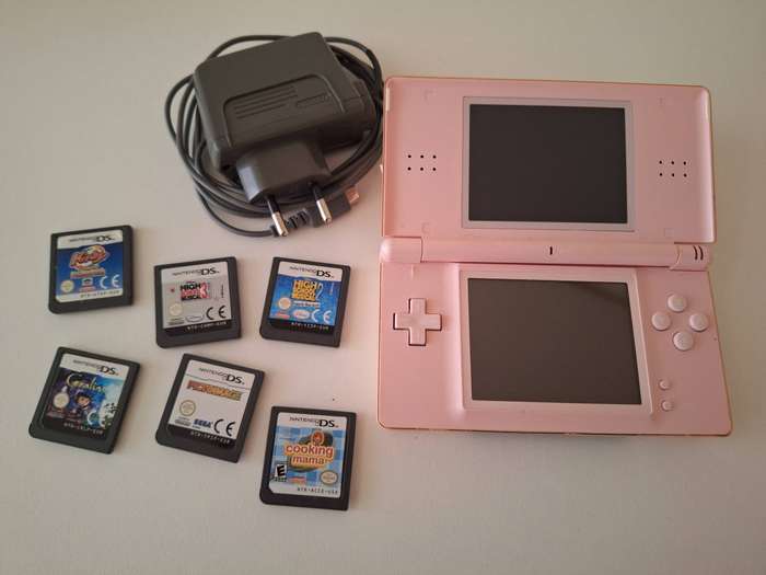 Nintendo DS Lite (pink) + charger + 6 games.