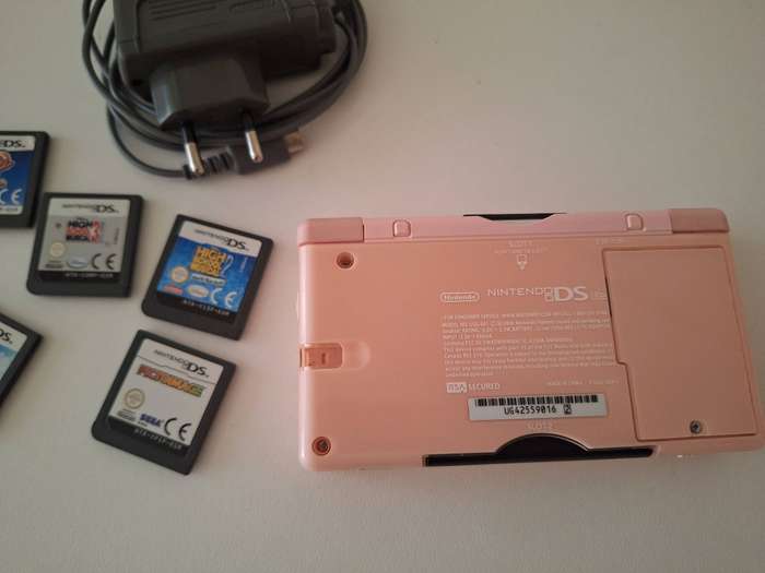 Nintendo DS Lite (pink) + charger + 6 games.