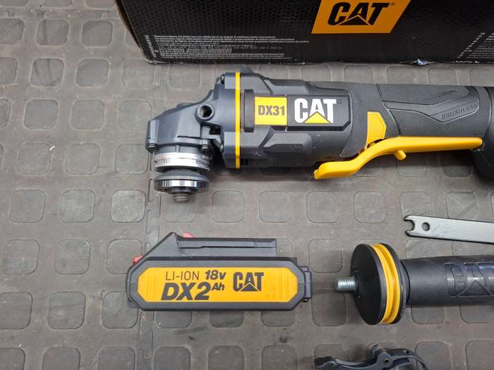 CAT DX31B Angle grinder & 2.0Ah Battery