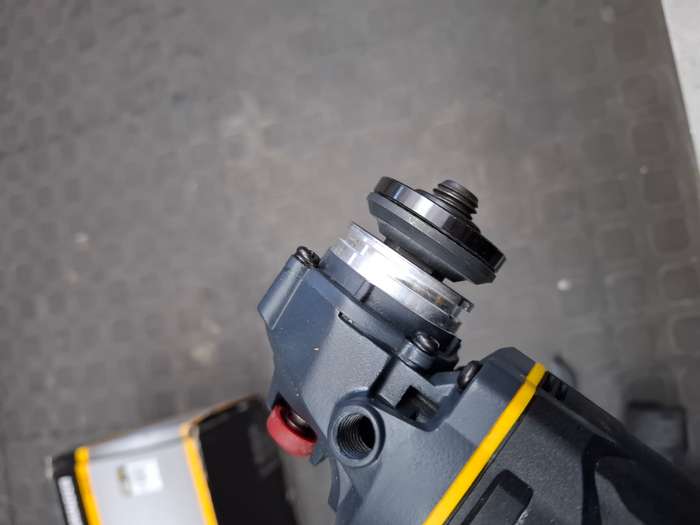 CAT DX31B Angle grinder & 2.0Ah Battery