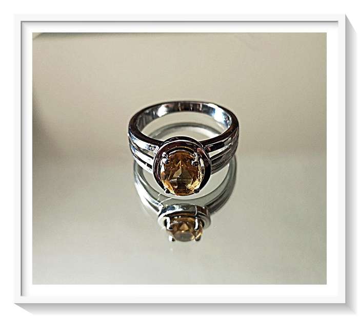 A Dainty 925 Silver Ring - Size 7 - With Yellow Oval Citrine Stone - Sterling Silver