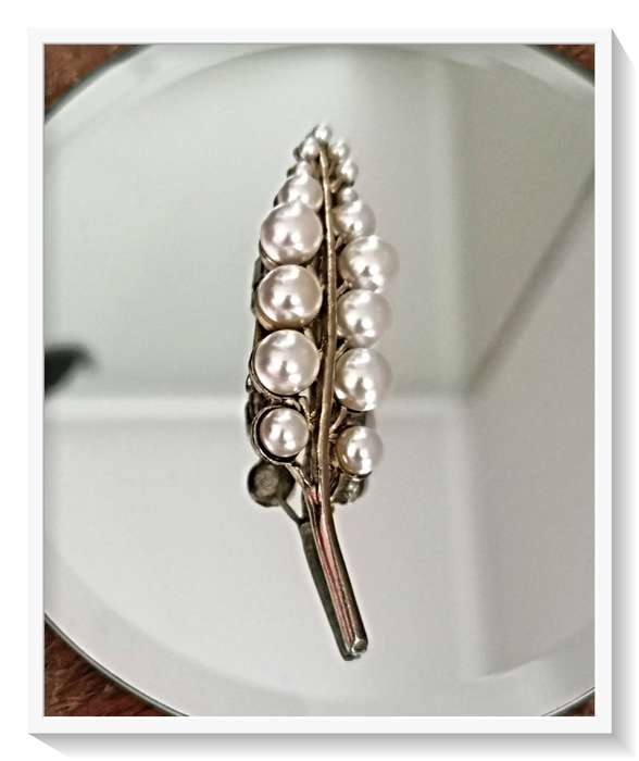 Classical Pearl Leaf Fashion Gold Tone Brooch - AN exceptional design - gorgeous piece *****