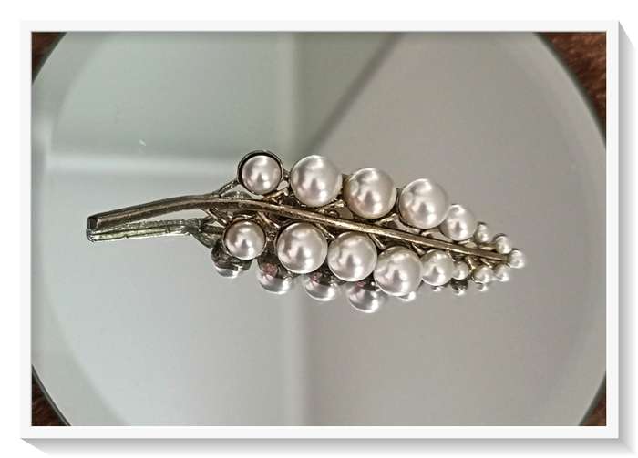 Classical Pearl Leaf Fashion Gold Tone Brooch - AN exceptional design - gorgeous piece *****
