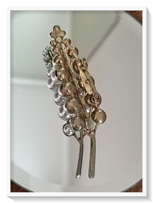 Classical Pearl Leaf Fashion Gold Tone Brooch - AN exceptional design - gorgeous piece *****