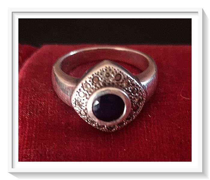 Classical Sterling Silver Ring with a Small Oval Cut Blue Sapphire Gemstone - Size 7 - Vintage Gift