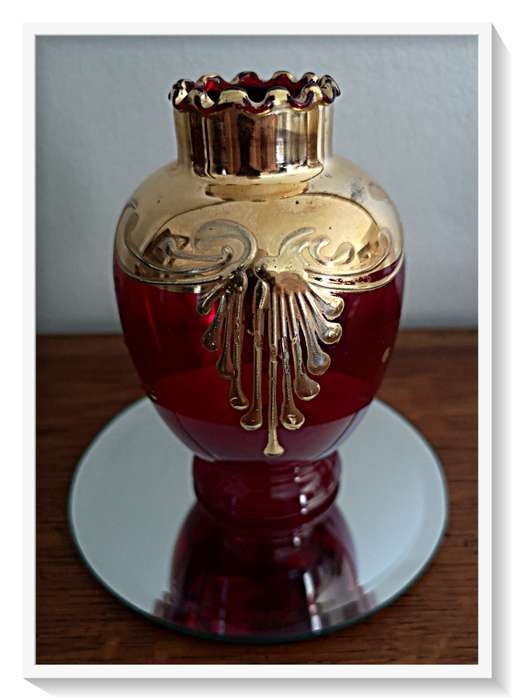 Collectable Venetian Murano Glass Vase in Red and Gold with Floral Motif Roughly  70mm by 100mm