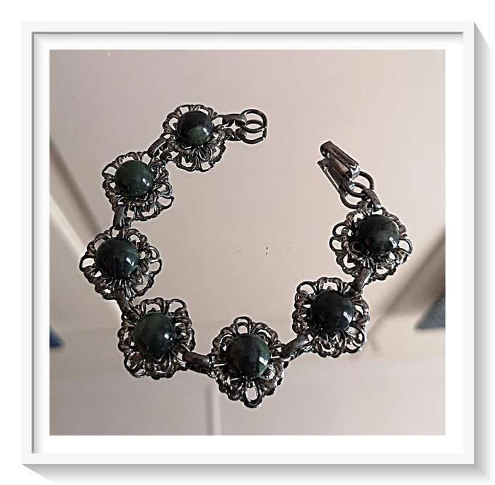 A Stunning Vintage Nephrite Jade Bracelet - A Beautiful Elegant Ageless Piece of Jewelry ***