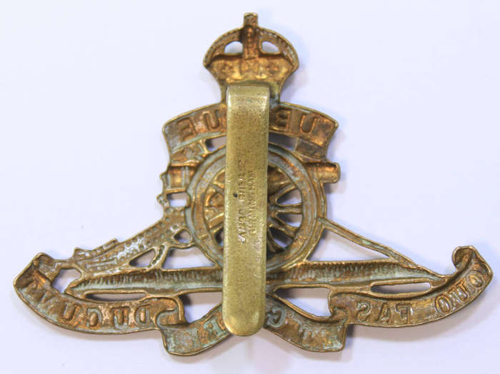 940's - WW2 Royal Artillery Gilt Brass Cap Badge Ubique with Kings Crown