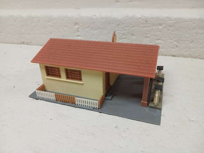 HO SCALE - SHELL GARAGE BUILDING WITH PETROL PUMPS