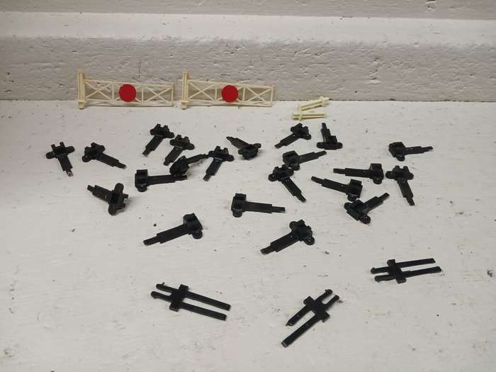 HO SCALE - HORNBY - MAST POLE SUPPORTS + RAILWAY CROSSING GATES