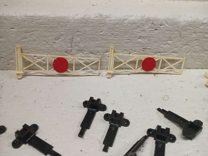 HO SCALE - HORNBY - MAST POLE SUPPORTS + RAILWAY CROSSING GATES