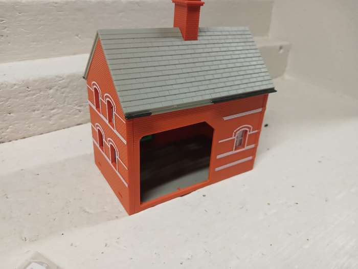OO SCALE - STATION BUILDING + SPARE WINDOWS ETC