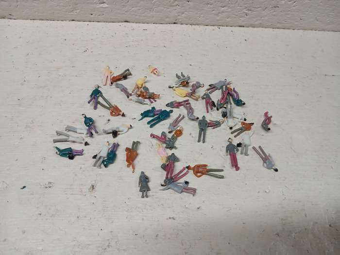 OO SCALE - VARIOUS FIGURINES - X50