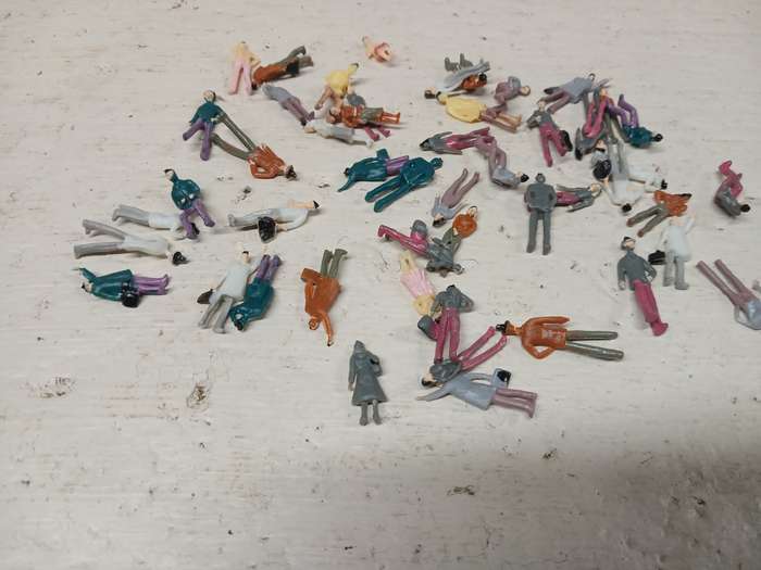 OO SCALE - VARIOUS FIGURINES - X50
