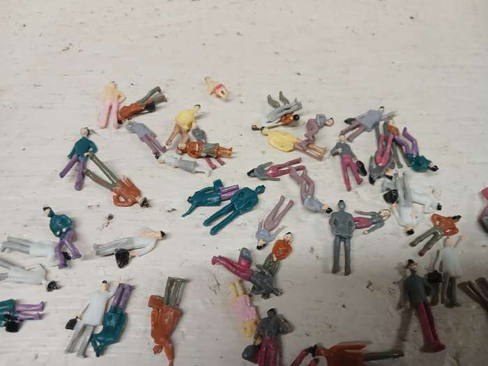 OO SCALE - VARIOUS FIGURINES - X50