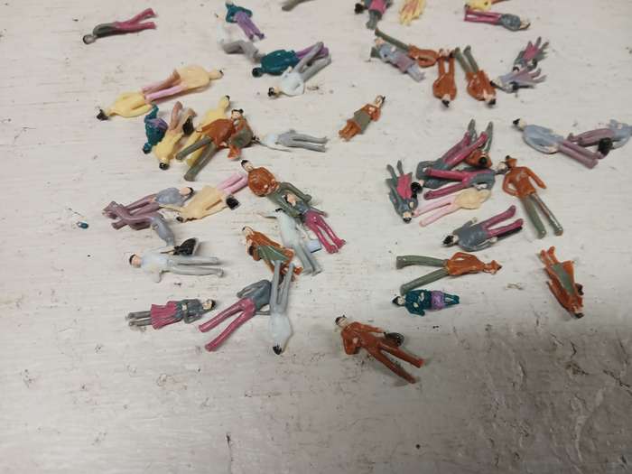 OO SCALE - VARIOUS FIGURINES - X50