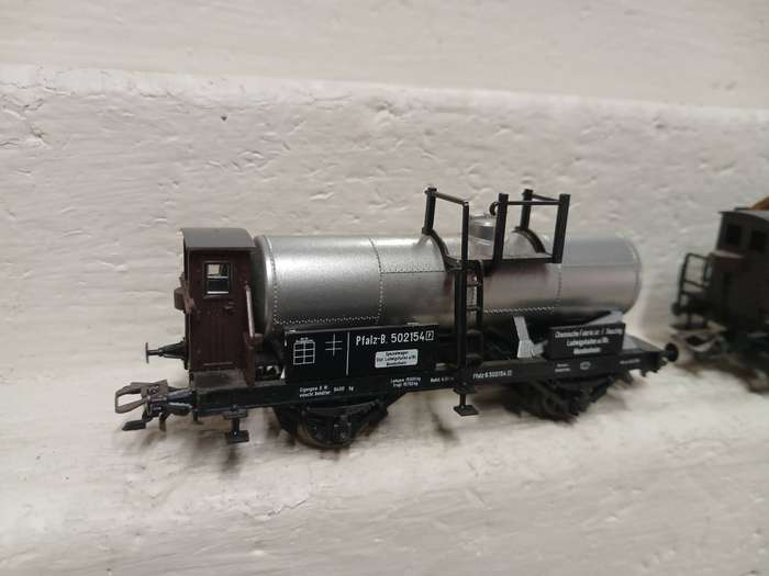 HO SCALE - TRIX - TANKER WAGONS - X2