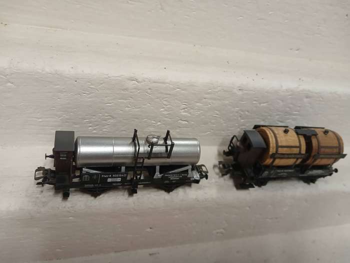 HO SCALE - TRIX - TANKER WAGONS - X2