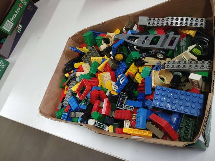 BUILDING BLOCKS - LARGE AMOUNT - X1 BEER BOX - FULL OF LEGO TYPE BLOCKS