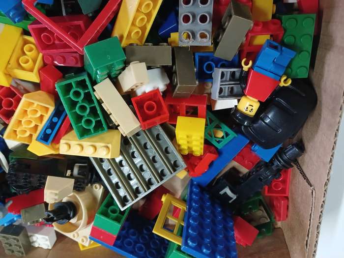 BUILDING BLOCKS - LARGE AMOUNT - X1 BEER BOX - FULL OF LEGO TYPE BLOCKS