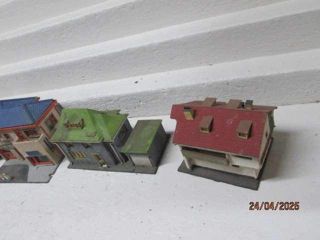 HO/OO  SCALE - FALLER - VARIOUS OLD BUILDINGS - X4