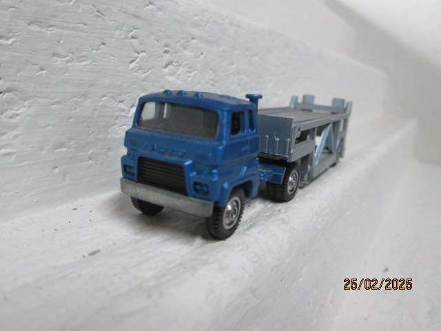 HO SCALE - ISUZU TRUCK WITH RACING CAR TRAILER