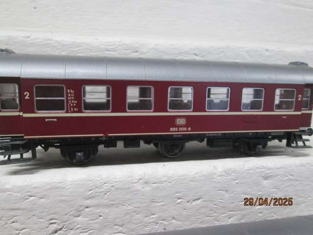HO SCALE - ROCO - 3-AXLE RED PASSENGER DB COACHES -X2