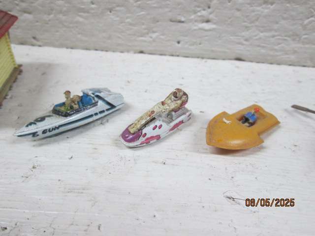 HO SCALE - X2 BOAT HOUSES + X4 VARIOUS BOATS