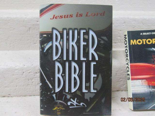 BOOK: A SELECT COLOUR GUIDE - MOTORCYCLES + BIKERS BIBLE