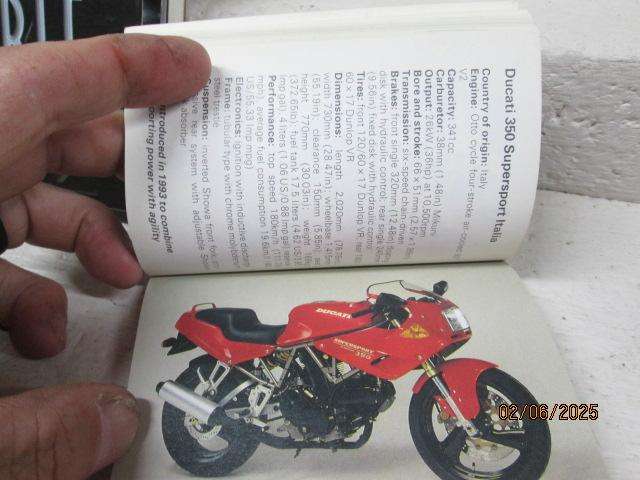 BOOK: A SELECT COLOUR GUIDE - MOTORCYCLES + BIKERS BIBLE