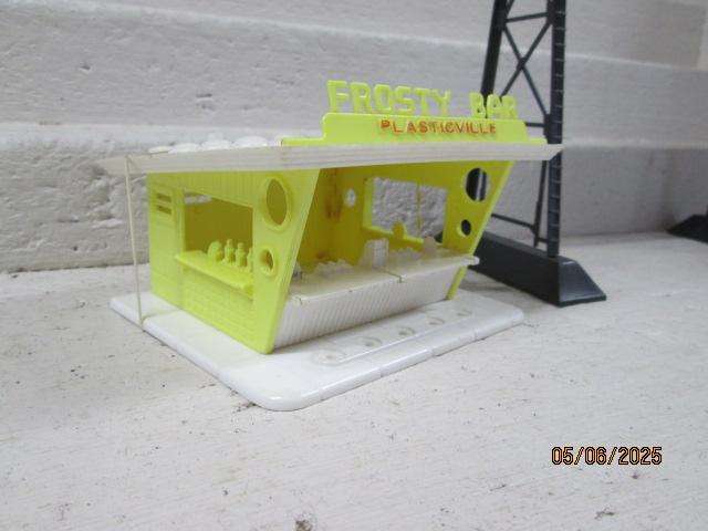 O SCALE - BACHMANN - SIGNAL GANTRY + FROSTY BAR SHOP