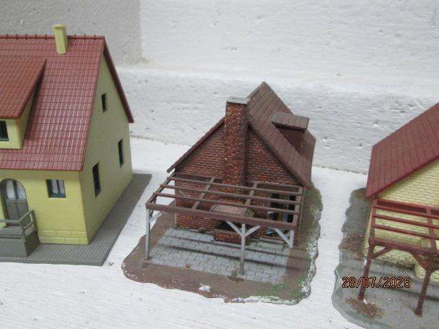 HO SCALE - VARIOUS BUILDINGS - X9
