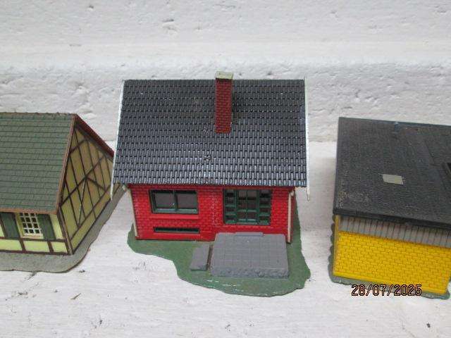 HO SCALE - VARIOUS BUILDINGS - X9