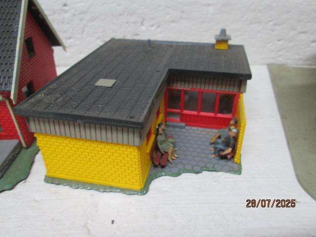 HO SCALE - VARIOUS BUILDINGS - X9