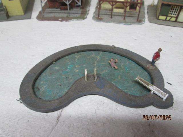 HO SCALE - VARIOUS BUILDINGS - X9