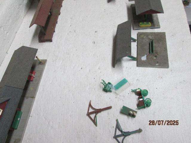 HO SCALE - STATION BUILDING WITH PLATFORM CANOPY'S X2 + SPARE CANOPYS