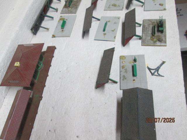 HO SCALE - STATION BUILDING WITH PLATFORM CANOPY'S X2 + SPARE CANOPYS