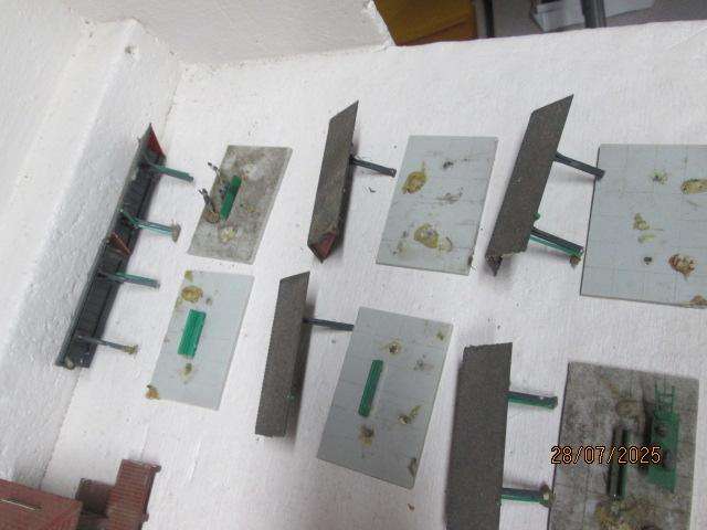 HO SCALE - STATION BUILDING WITH PLATFORM CANOPY'S X2 + SPARE CANOPYS