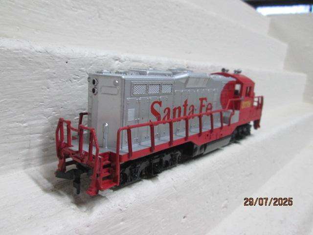 HO SCALE - MODEL POWER - SANTE FE - DIESEL LOCOMOTIVE
