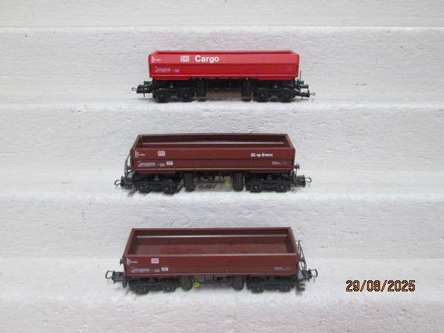 HO SCALE - TRIX - SIDE TIPPER WAGONS - X3